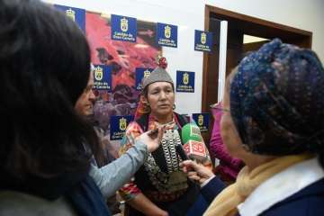 Los líderes mapuches Juana Calfunaoy Gerardo Chihuaihuéndará estuvieron ayer en El Cabildo grancanario (Foto TA)