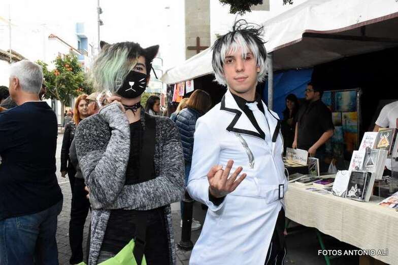 Dos frikis, ayer por la tarde delante de puestos de venta de productos extravantes, en Los Llanos (Foto TA)