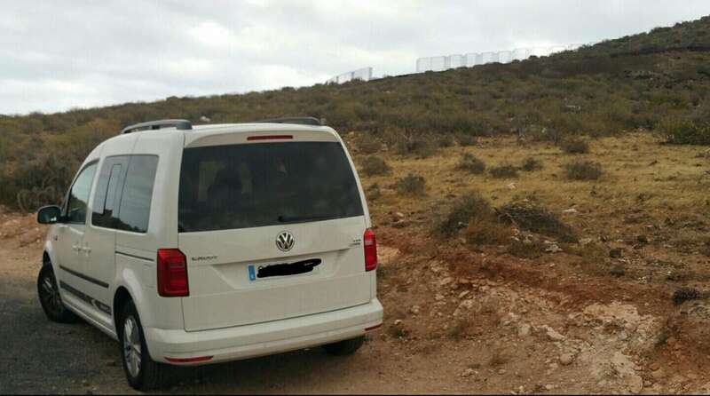 Vehículo aparcado en Cuatro Puertas que fue asaltado días atrás (Foto TA)