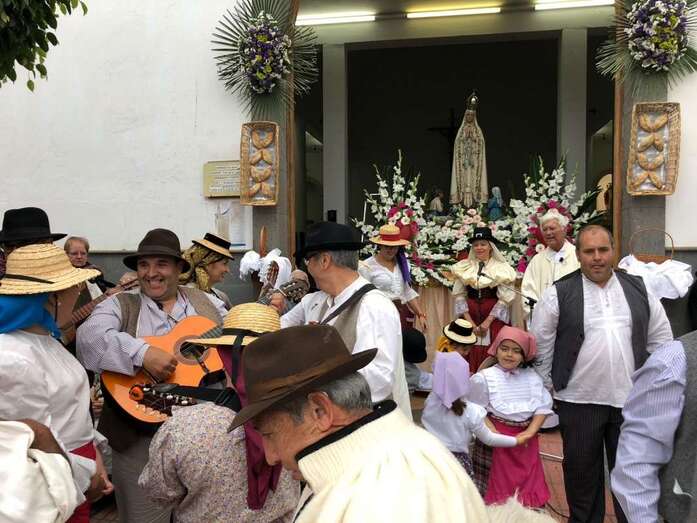 Momento de la ofrenda ante la patrona (Foto TA)