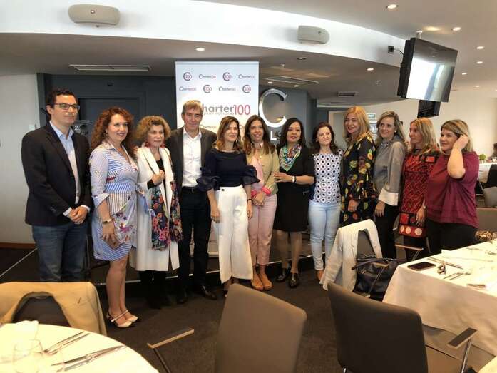 Foto de familia de un grupo de asistentes al acto (Foto Acfi Press)