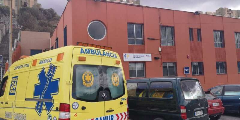 La ambulancia de Salva-Emer que acudió a recoger a la enferma al Centro de Salud del Valle de Jinámar