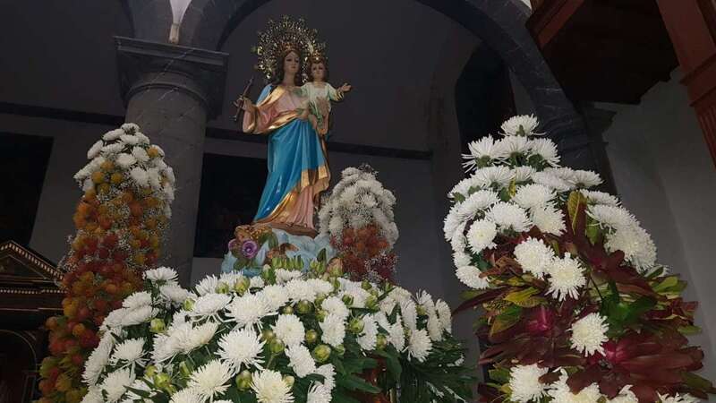 La Virgen María Auxiliadora y su trono, ya engalanado para la procesión de este jueves (Foto Francisco Javier Santana)