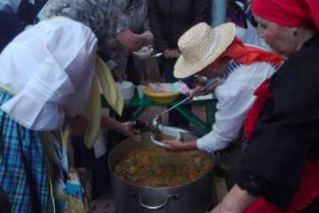 El Roque Azucarero celebra el Día de Canarias en plena calle (Foto Francisco Javier Santana y TA)