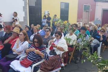 El Roque Azucarero celebra el Día de Canarias en plena calle (Foto Francisco Javier Santana y TA)