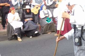 El Roque Azucarero celebra el Día de Canarias en plena calle (Foto Francisco Javier Santana y TA)