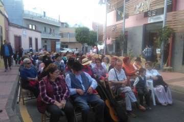 El Roque Azucarero celebra el Día de Canarias en plena calle (Foto Francisco Javier Santana y TA)
