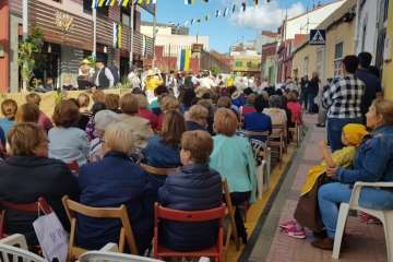 El Roque Azucarero celebra el Día de Canarias en plena calle (Foto Francisco Javier Santana y TA)