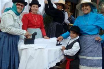 El Roque Azucarero celebra el Día de Canarias en plena calle (Foto Francisco Javier Santana y TA)