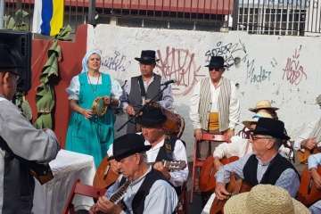 El Roque Azucarero celebra el Día de Canarias en plena calle (Foto Francisco Javier Santana y TA)