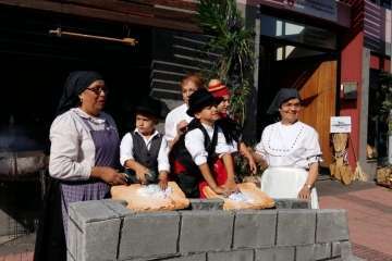 El Roque Azucarero celebra el Día de Canarias en plena calle (Foto Francisco Javier Santana y TA)
