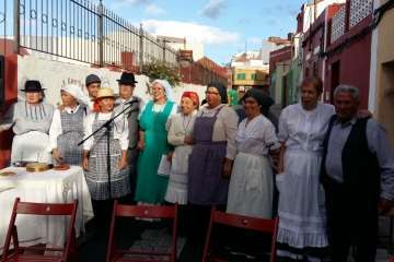 El Roque Azucarero celebra el Día de Canarias en plena calle (Foto Francisco Javier Santana y TA)