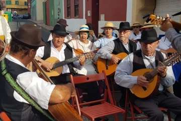 El Roque Azucarero celebra el Día de Canarias en plena calle (Foto Francisco Javier Santana y TA)