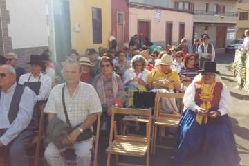 El Roque Azucarero celebra el Día de Canarias en plena calle (Foto Francisco Javier Santana y TA)