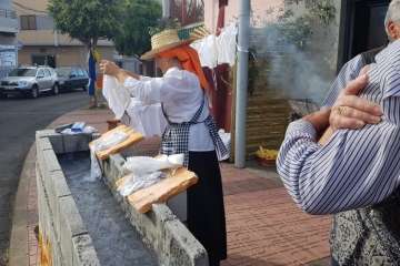 El Roque Azucarero celebra el Día de Canarias en plena calle (Foto Francisco Javier Santana y TA)