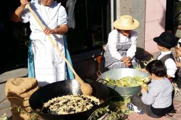 El Roque Azucarero celebra el Día de Canarias en plena calle (Foto Francisco Javier Santana y TA)