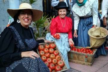 El Roque Azucarero celebra el Día de Canarias en plena calle (Foto Francisco Javier Santana y TA)