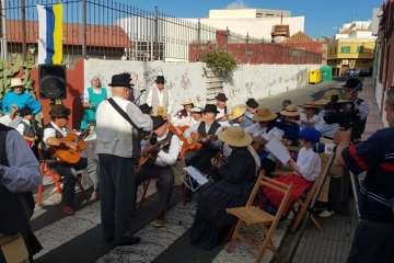 El Roque Azucarero celebra el Día de Canarias en plena calle (Foto Francisco Javier Santana y TA)
