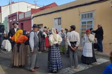 El Roque Azucarero celebra el Día de Canarias en plena calle (Foto Francisco Javier Santana y TA)