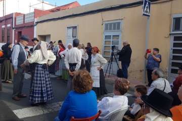 El Roque Azucarero celebra el Día de Canarias en plena calle (Foto Francisco Javier Santana y TA)