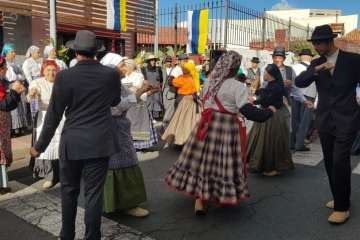 El Roque Azucarero celebra el Día de Canarias en plena calle (Foto Francisco Javier Santana y TA)