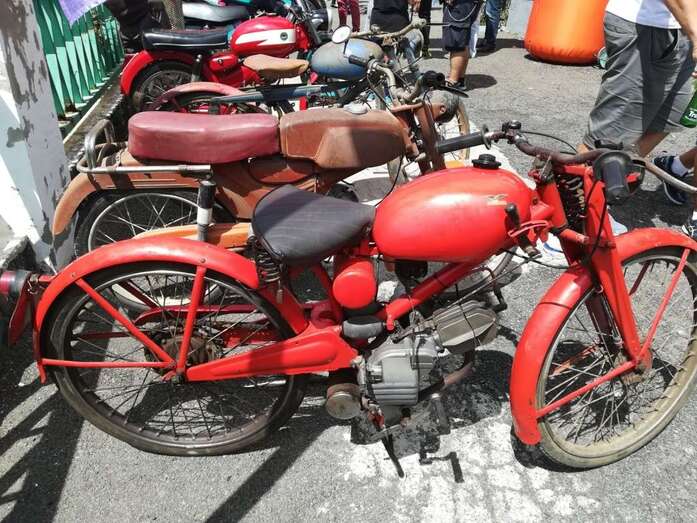 Los vecinos desempolvaron las viejas motos (Foto TA)