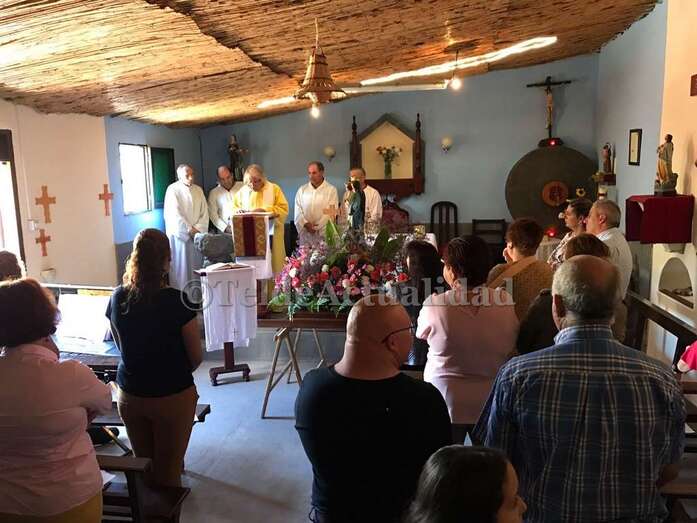 Misa de este domingo en Tecén, oficiada por el párroco Fernando Báez (Foto TA)