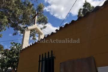 Un vecino echa un cable para la misa en Tecén (Foto Francisco J. Santana)