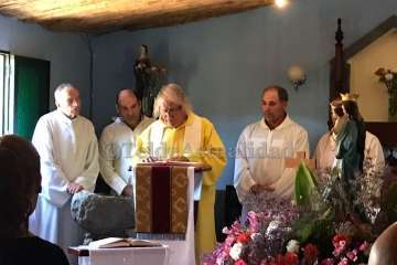 Un vecino echa un cable para la misa en Tecén (Foto Francisco J. Santana)