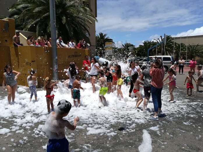 Momento de la fiesta de la espuma de este sábado en Jinámar (Foto TA)