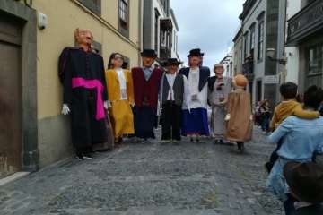 Los papagüevos de Tyldet, de garbeo por la capital (Foto TA)