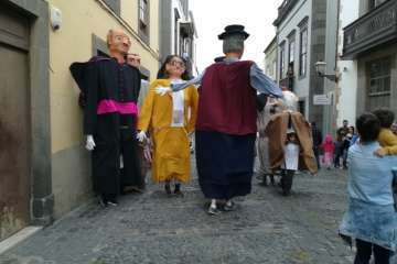 Los papagüevos de Tyldet, de garbeo por la capital (Foto TA)