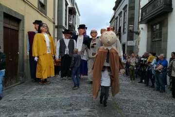 Los papagüevos de Tyldet, de garbeo por la capital (Foto TA)