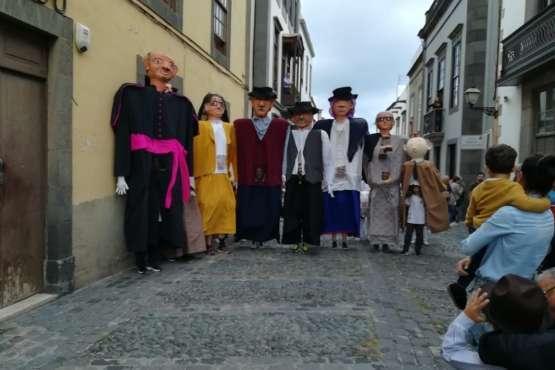 Los papagüevos de Tyldet, de garbeo por la capital (Foto TA)