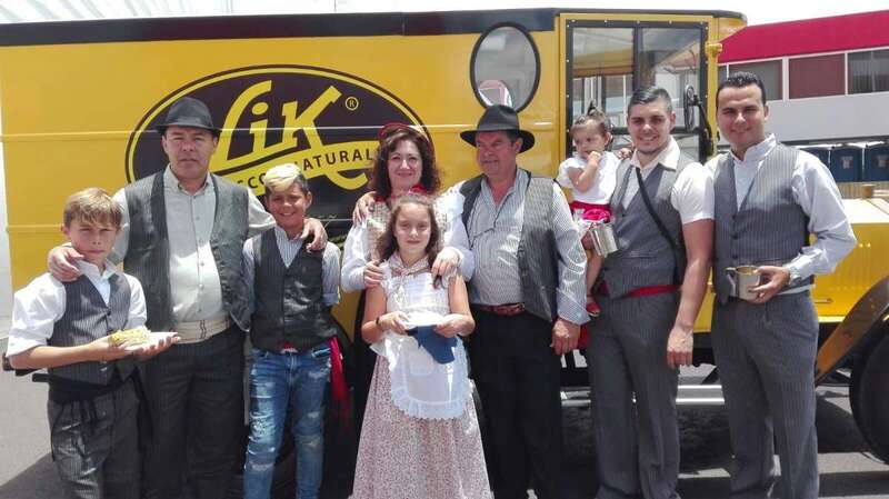 Asistentes a la fiesta posan delante de un viejo camión de reparto de refrescos Nik (Foto TA)