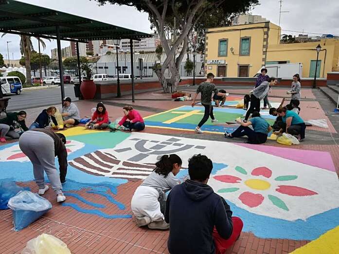 Jóvenes y adultos participaron en la realización de las coloridas alfombras (Foto TA)