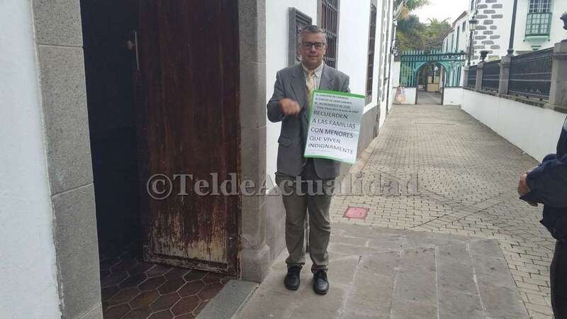 Domigno Castilla, en la puerta de acceso a las Casas Consistoriales de San Juan (Foto TA)