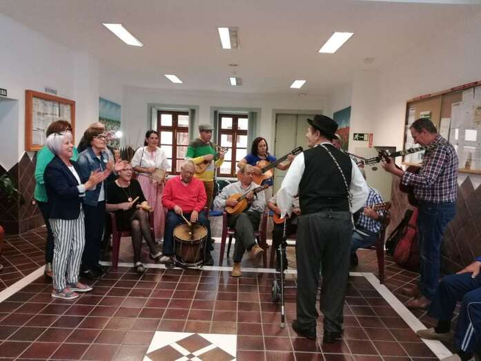 Momento de la actuación de la parranda en la residencia (Foto TA)