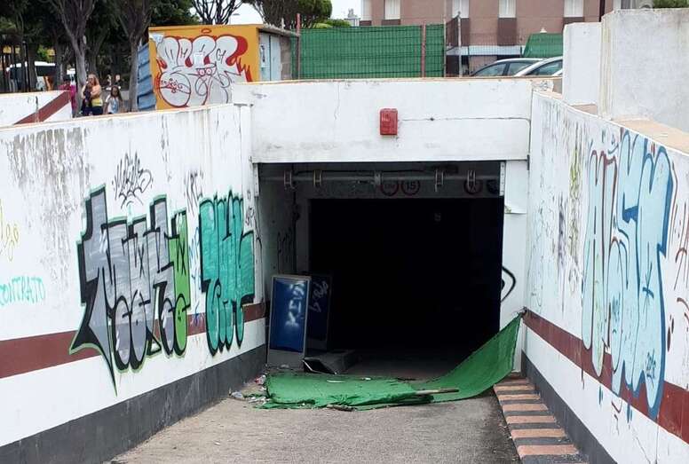 Los jóvenes aprovechan cualquier resquicio para colarse en el interior del parquin o del inacabado Palacio de la Cultura (Foto TA)