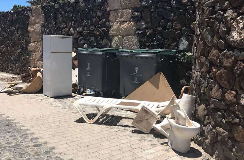 Los enseres llevan días esperando a que alguien los retire (Foto TA)