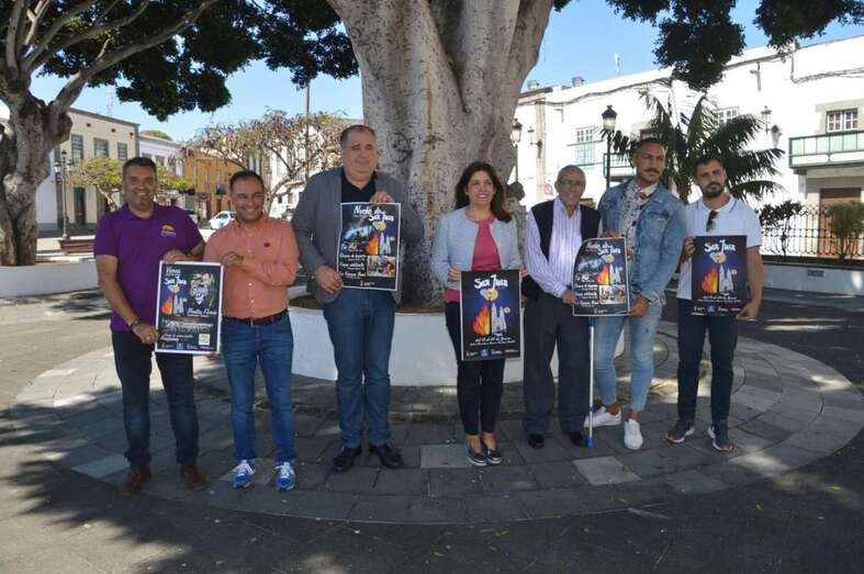 La alcaldesa, el concejal de Festejos, pregonero y algunos de los artistas que participarán en las fiestas (Foto TA)
