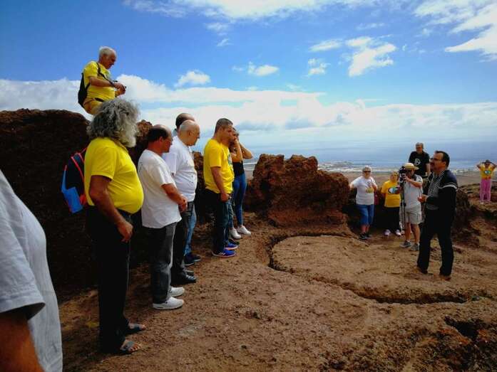 Los miembros del colectivo cultural en el almogarén de Cuatro Puertas (Foto TA)