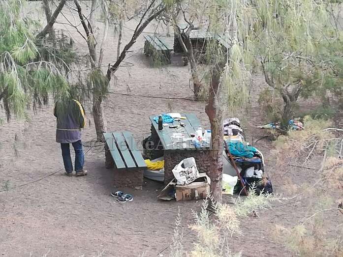 Imagen captada por un vecino de la indigente en el merendero, este miércoles (Foto TA)