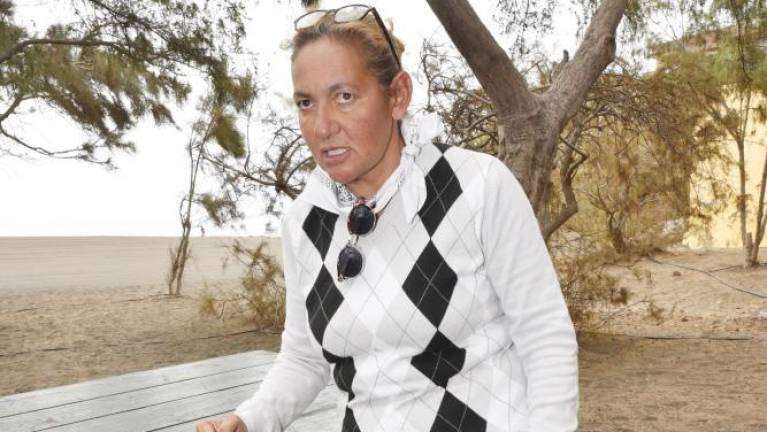 Alicia con sus bártulos duerme bajo de una de las mesas de madera (Foto Esteban Campillo/C7)