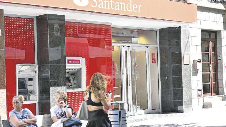 Vista de la fachada de la oficina del Banco Santander en Telde, en pleno Los Llanos, donde la acusada ejerció de directora adjunta hasta 2012 (Foto Arcadio Suárez/C7)