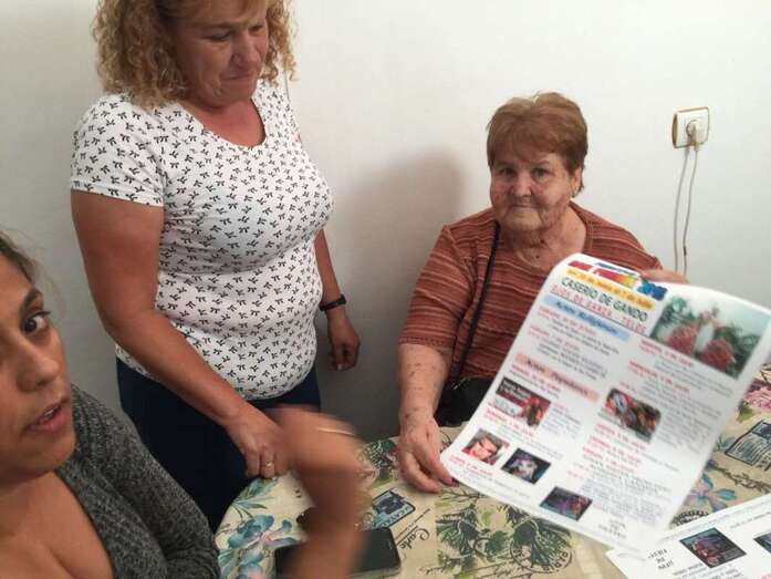 Los vecinos del Caserío de Gando, con el cartel de las fiestas (Foto TA)