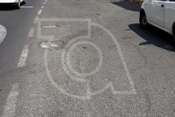 Socavón traicionero en la carretera de El Calero Alto (Foto TA)