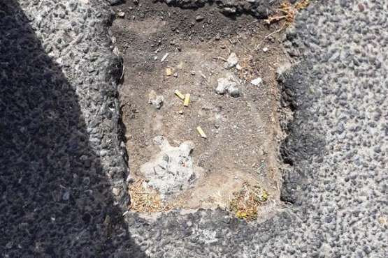 Socavón traicionero en la carretera de El Calero Alto (Foto TA)