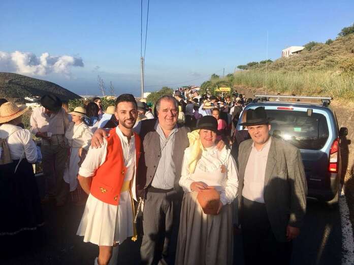 El concejal Juan Martel con vecinos de la zona (Foto TA)