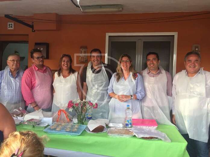 Miembros del jurado encargado de elegir los dos mejores platos elaborados y postres caseros (Foto TA)